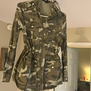 EXPRESS Women’s Camo print Jacket with drawstring waist